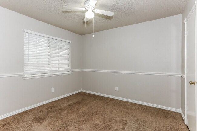 Building Photo - 1808 Rose Cir