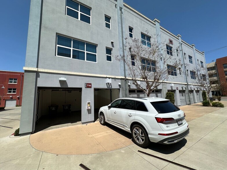 Building Photo - 716 N Santiago St