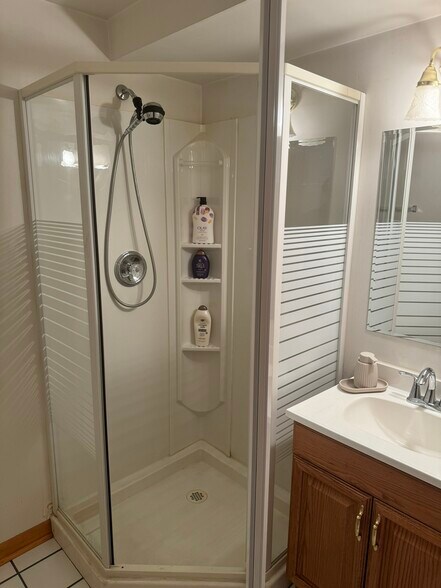 Building Photo - 7S485 Lynn Dr