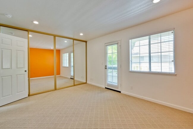 Building Photo - 2-Suite Townhome in Whisman Station Area | Easy Access to 101/237/85