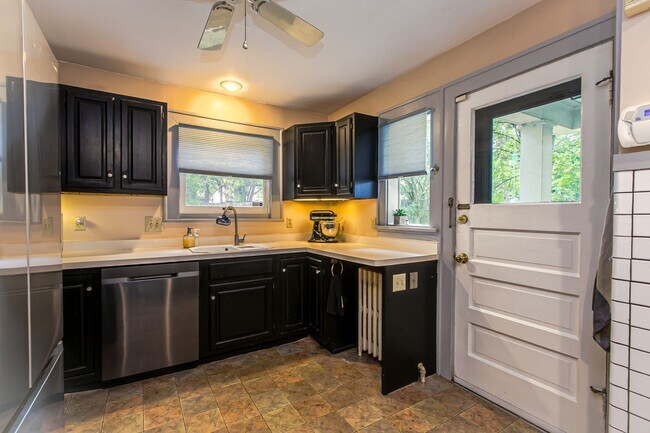 Building Photo - OPEN HOUSE 9/13 11AM-1PM  Beautiful 3-Bedr...