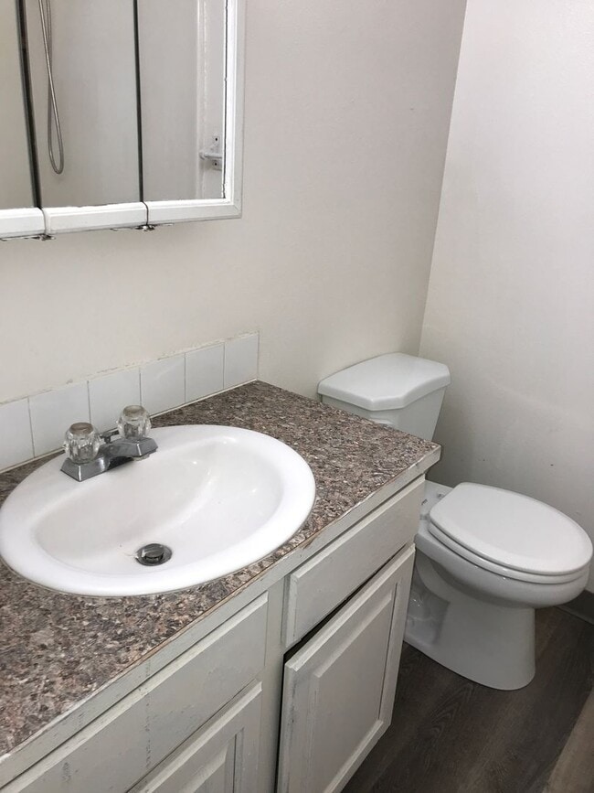 Building Photo - Remodled Duplex