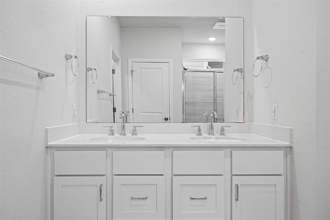 Building Photo - 15604 Ellinger Dr