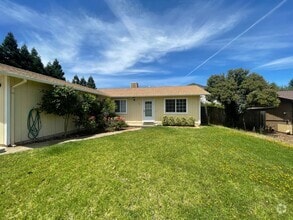 Building Photo - East Redding home with huge yard