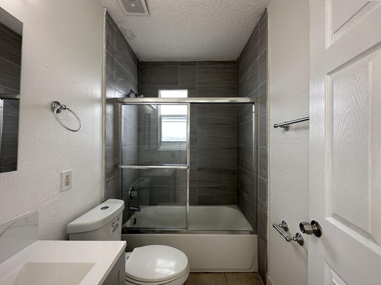 Building Photo - 616 31st St