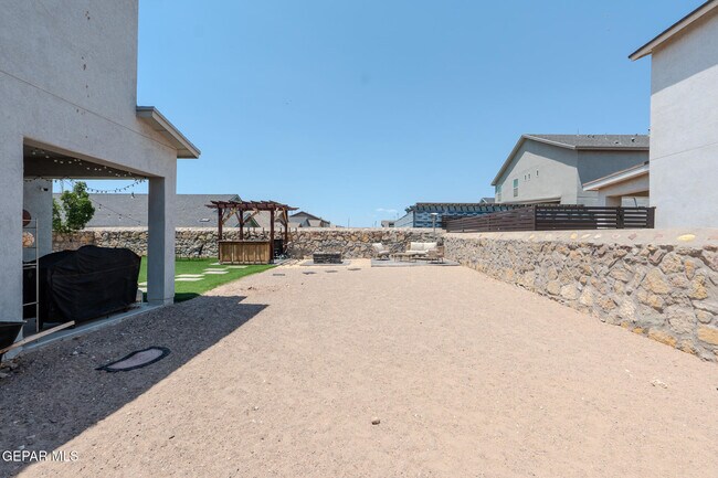 Building Photo - 305 Del Palmar