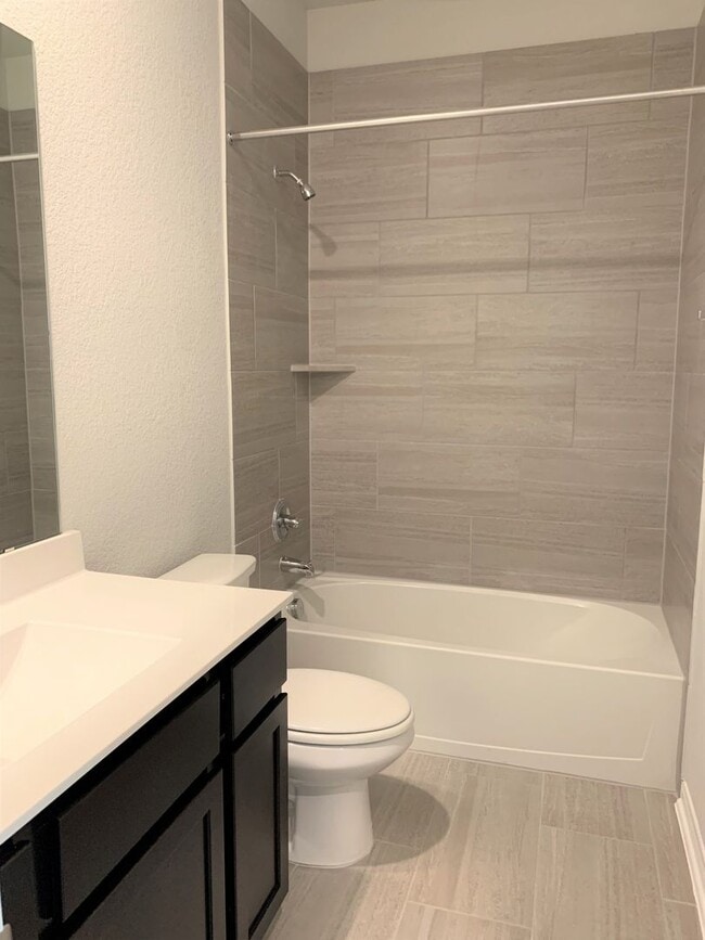 Building Photo - Large Single Level 4-bedroom in Oak Creek ...