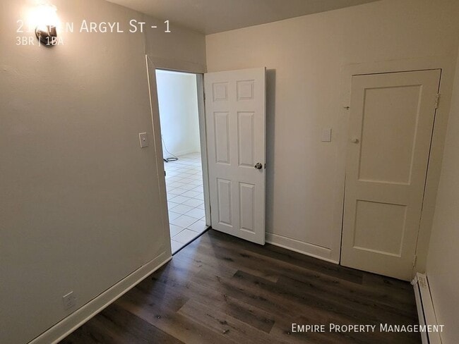 Building Photo - 217 Pen Argyl St