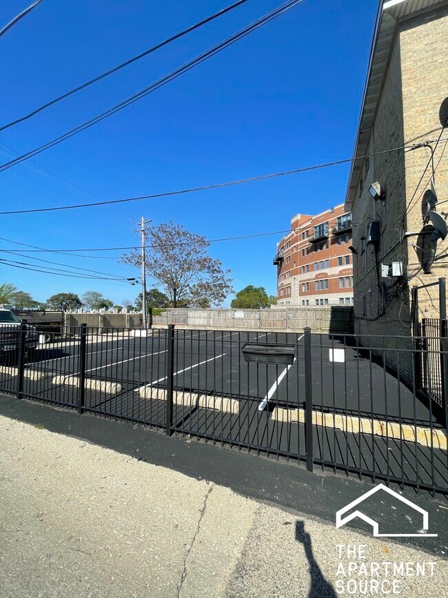 Building Photo - 1408 W Juneway Terrace