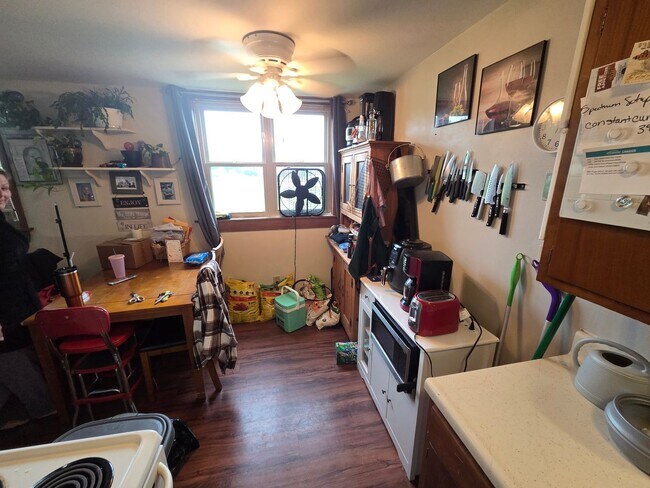 Building Photo - Available August! - 2 Bed 1 Bath Apartment
