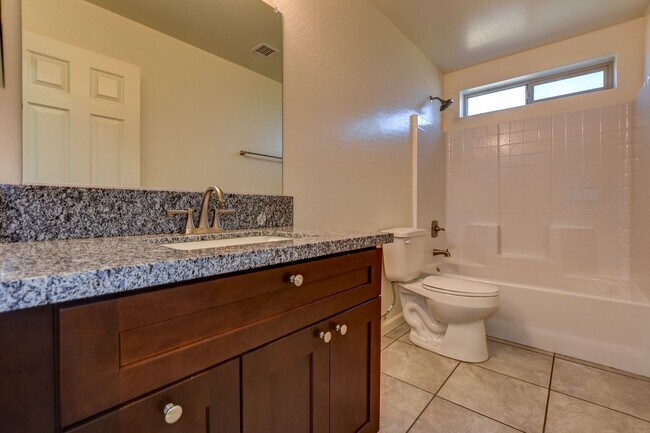Building Photo - 3330 N Navajo Dr