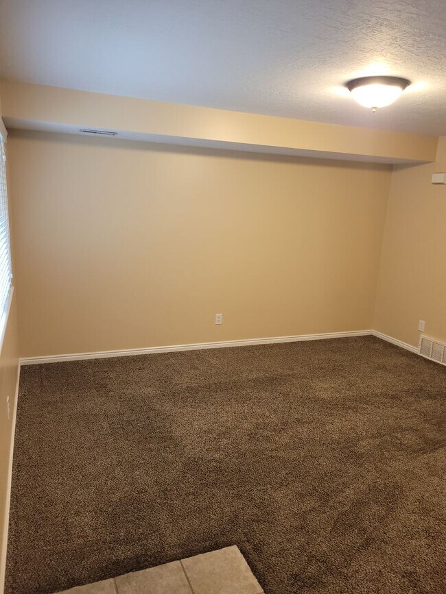 Building Photo - 2 Bed, 1.5 Bath Townhome in North Ogden with Private Patio – 2 Weeks Free Rent!