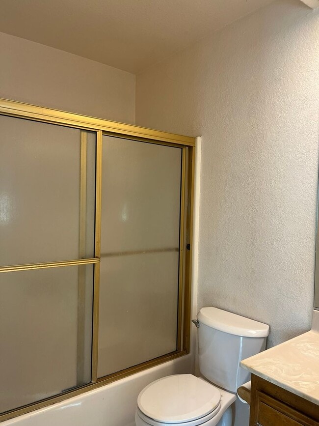 Building Photo - 3 bedroom 2 bathroom Home in the City of V...