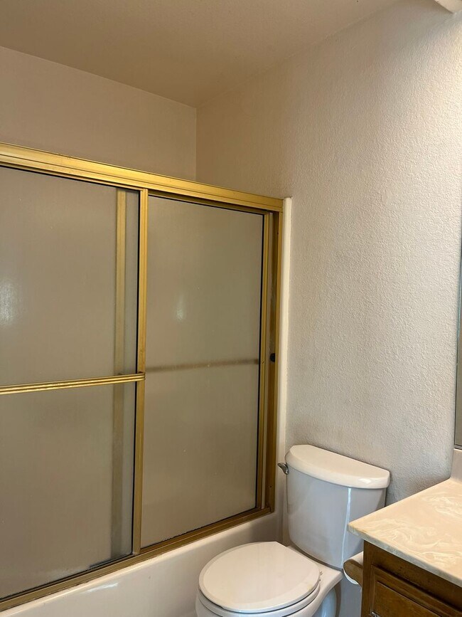 Building Photo - 3 bedroom 2 bathroom Home in the City of Victorville!