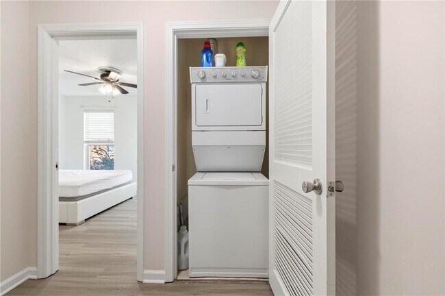 Building Photo - 245 Winding River Dr