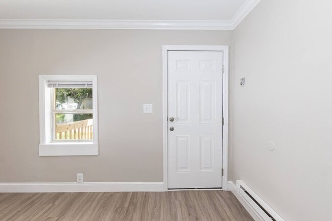 Building Photo - Two Bedroom Home!