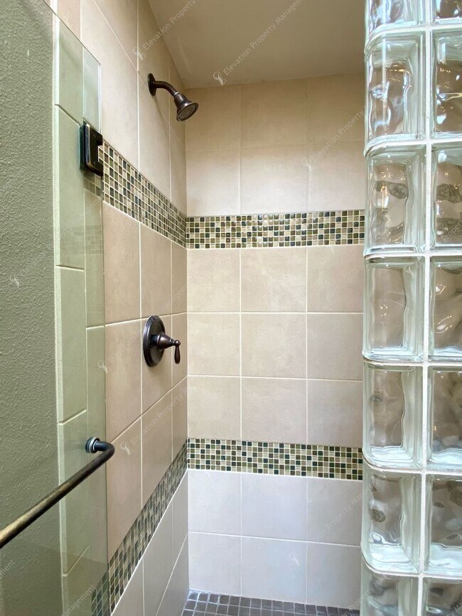 Building Photo - 3BR - 2.5 BA Charming Greenway Home in Lar...