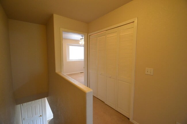 Building Photo - 2 Bedroom End Unit Townhome in D20!