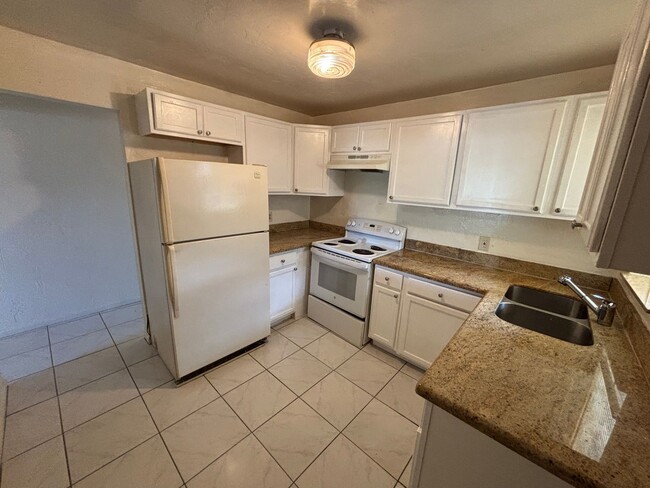 Building Photo - 4 Bedroom 1 1/2 Bathroom Single Family House