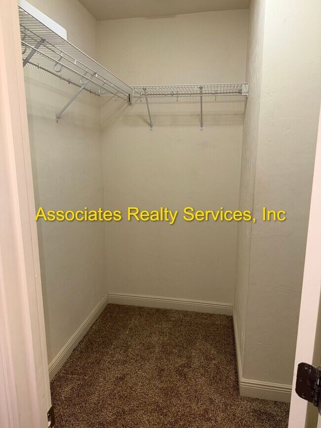 Building Photo - Willow Oak SW 3/2, a must see