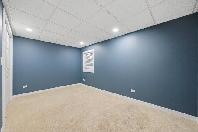 Building Photo - Spacious 4-Bedroom Home with Finished Basement and Modern Upgrades in Grayslake