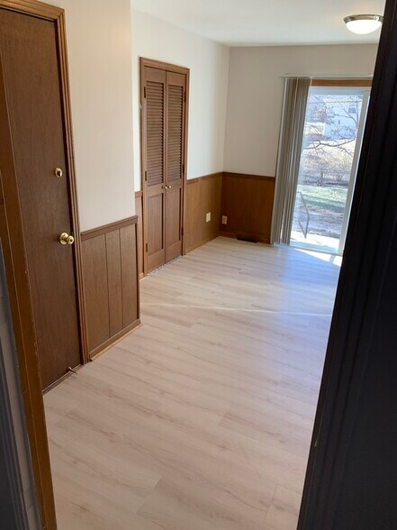 Building Photo - 9618 Outlook Dr