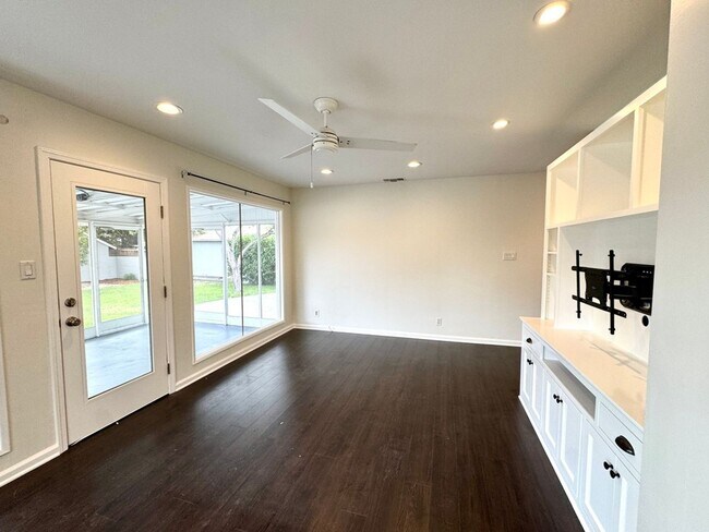 Building Photo - Fabulous 3 bedroom 1 bathroom updated home