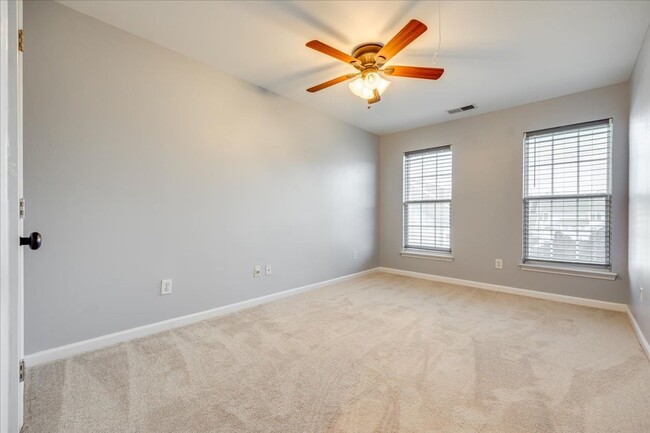 Building Photo - Fabulous 3 bedroom 2.5 bath townhome in Au...
