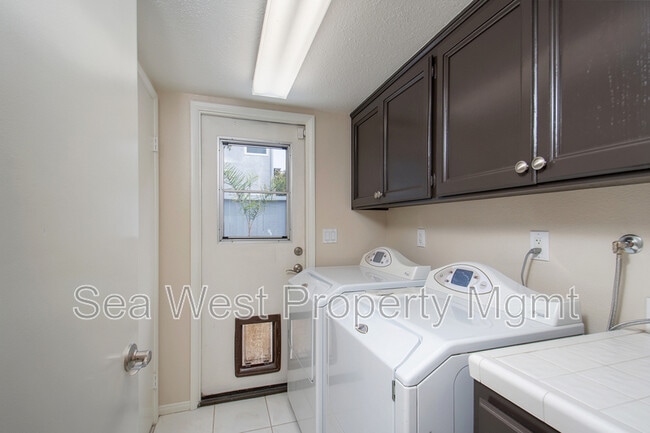 Building Photo - 846 S Cedros Ave