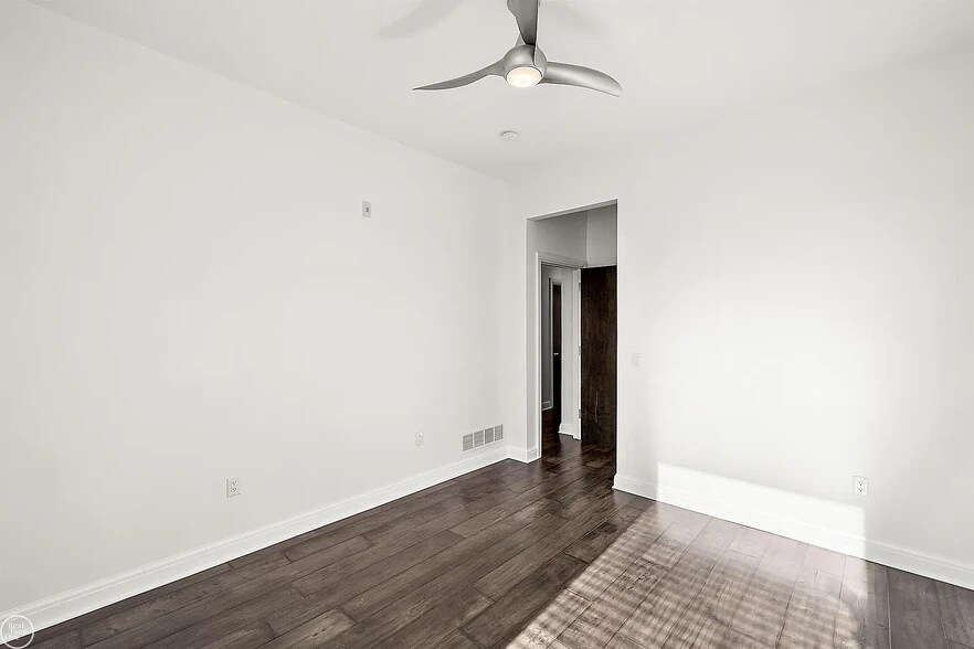 Building Photo - 438 Selden St
