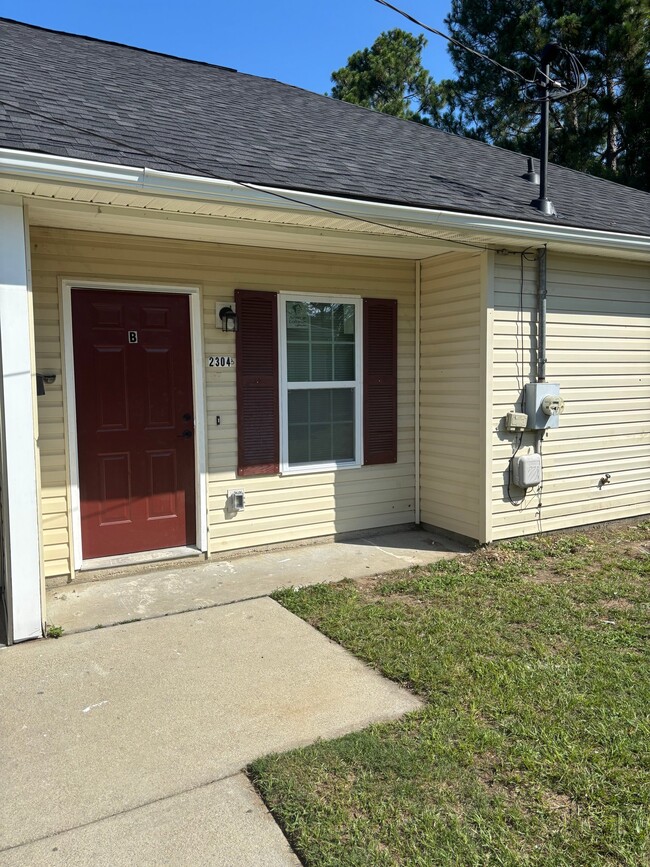 Building Photo - 2304 N Barton Dr