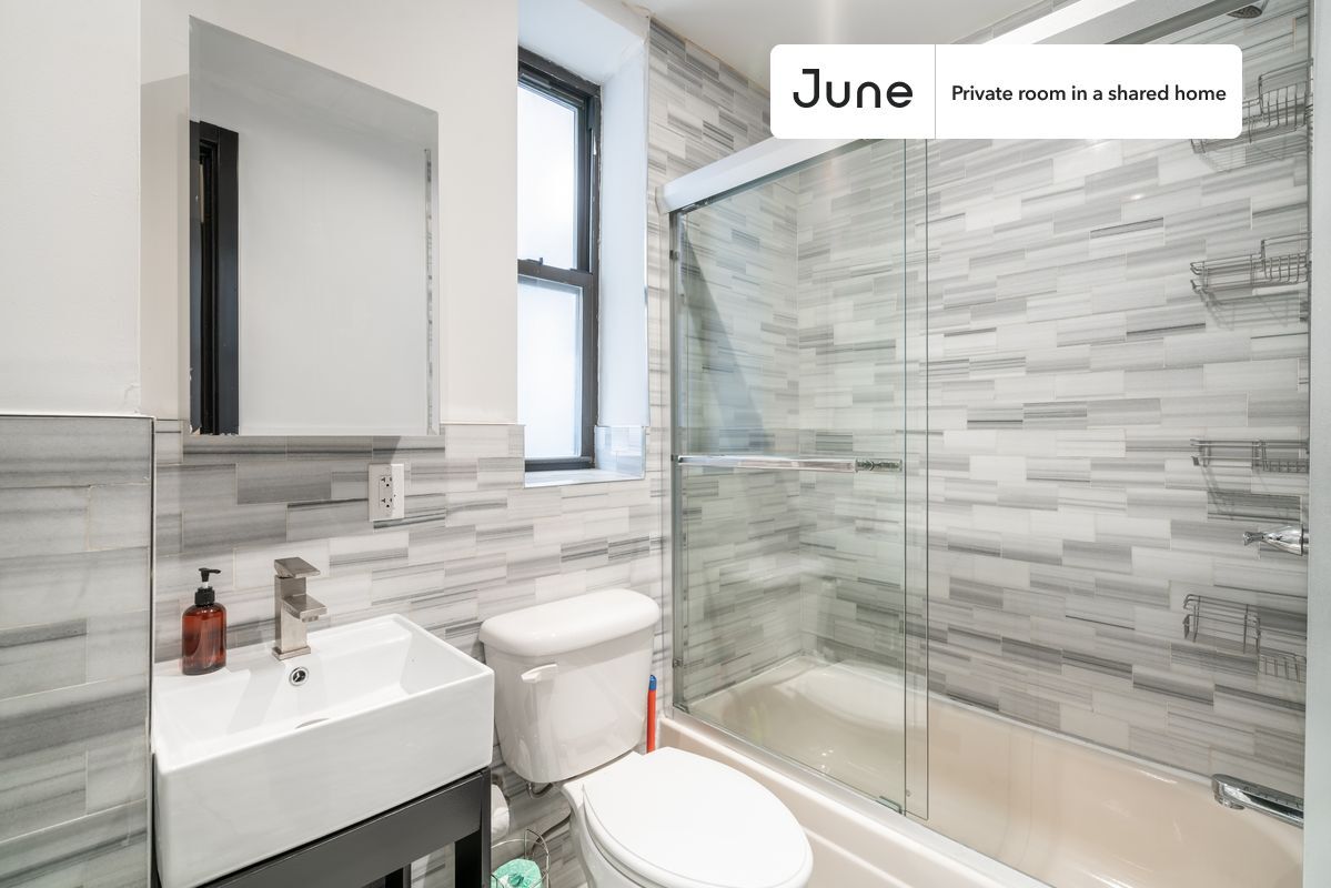 Building Photo - Private bedroom in 4 bed/2 bath Home