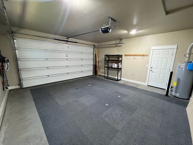 Building Photo - Spacious 3-Bed, 2.5 Bath Home with Community Pool in NE Bend