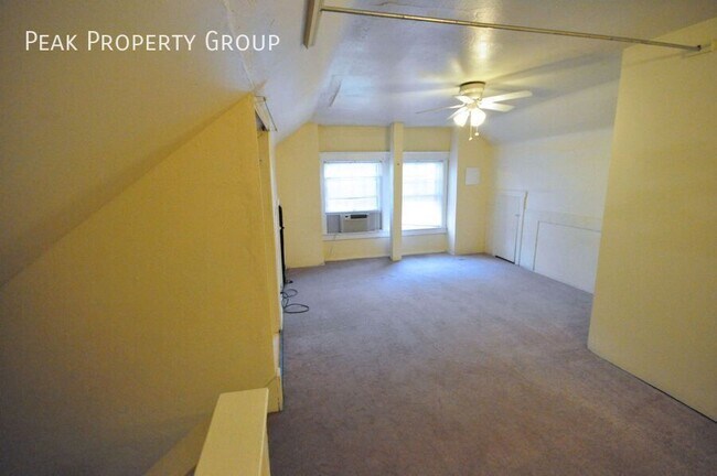Building Photo - 2074-2078-2078 Summit St