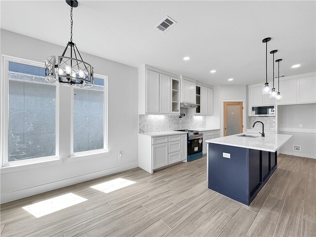 Building Photo - 6222 Sadie St