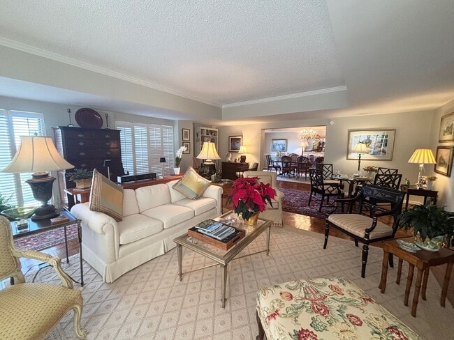 Building Photo - Luxury Living at its Finest!