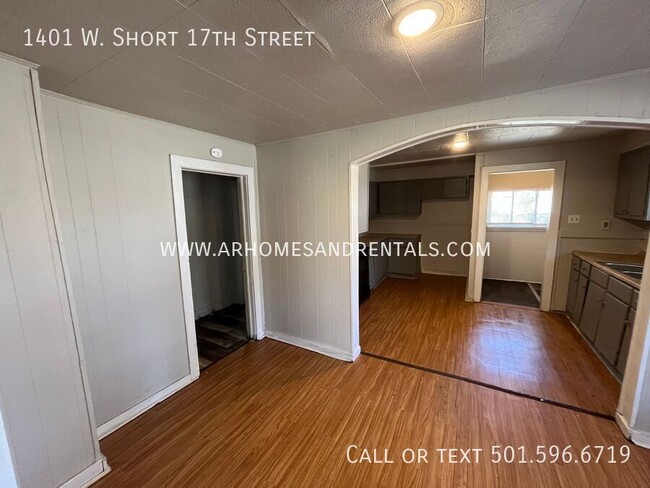 Building Photo - 1401 W Short 17th St