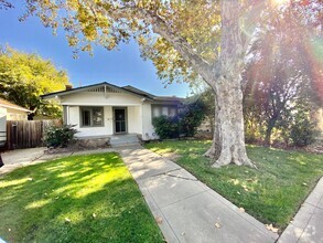 Building Photo - Adorable Home in Mid-town Sacramento!