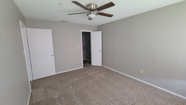 Building Photo - Gated, Updated 2 bedroom, 1 bath Condo in ...