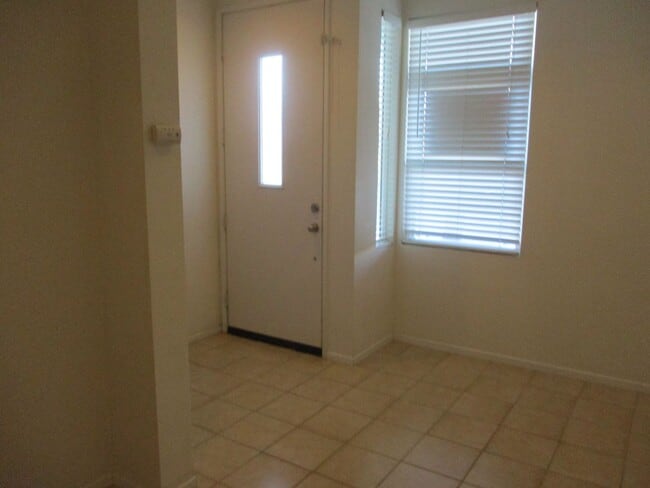 Building Photo - Beautiful 2 bedroom 2 bath town home plus ...