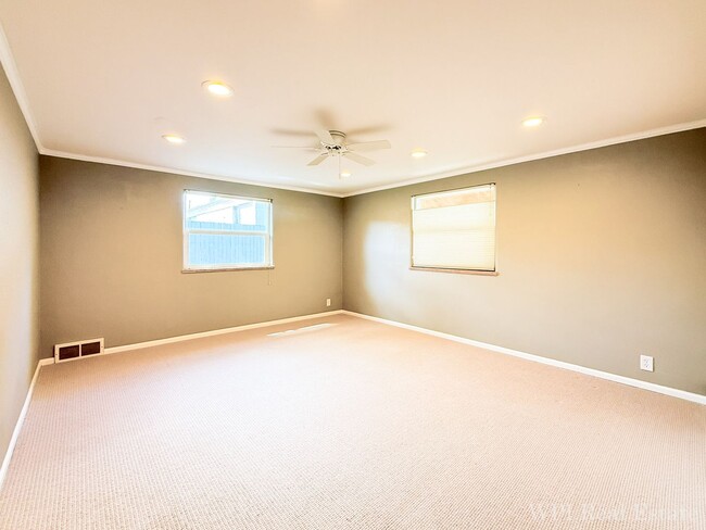 Building Photo - Beautifully Remodeled 4 Bed, 2 Bath Spacious Home with Second Kitchen Near UW Medical!