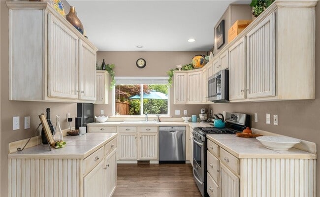Building Photo - A Gorgeous Home with 4 Bed and 2.5 Bath