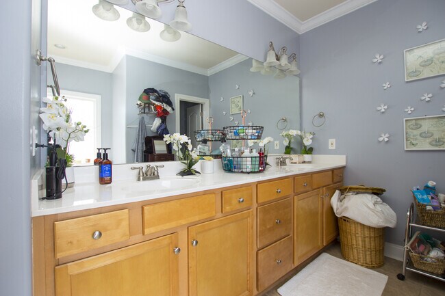 Building Photo - Exquisitely Maintained Home in the Coveted Goldsmith - Schiffman/ Hsv High school