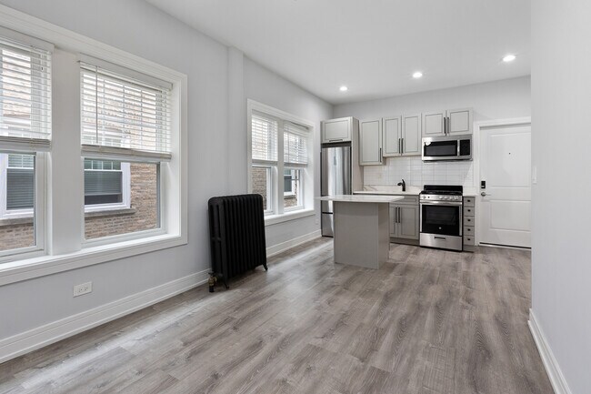 Building Photo - 1063 W Glenlake Ave