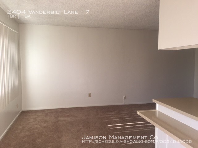 Building Photo - 2404 Vanderbilt Ln