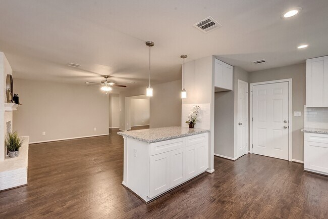 Building Photo - 158 Bluebonnet St