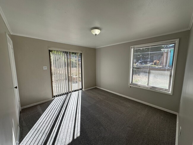 Building Photo - Freshly Updated & Move-In Ready