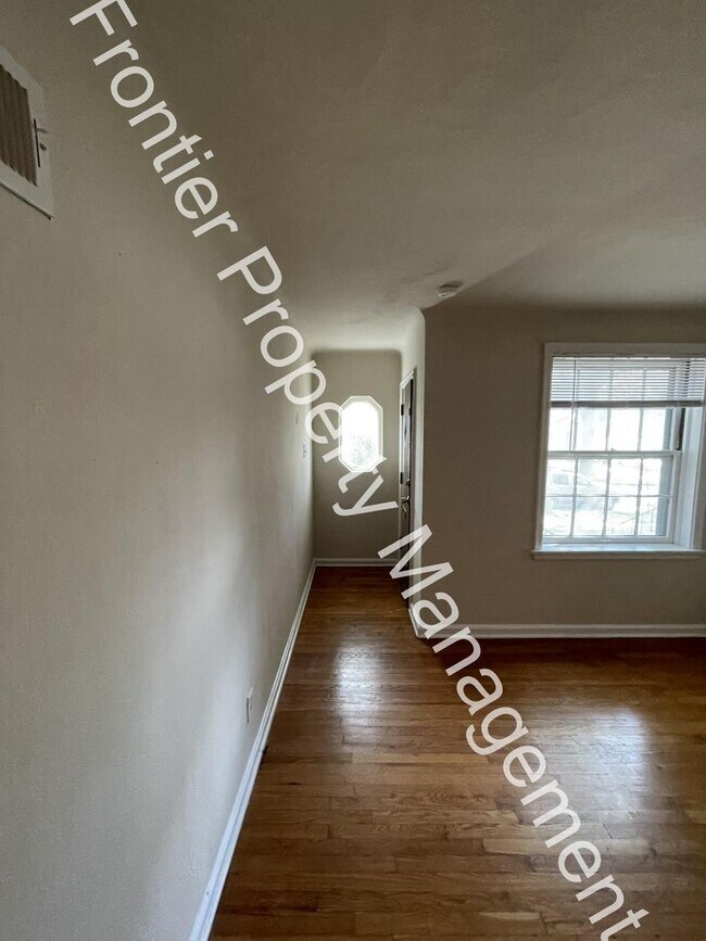 Building Photo - Charming 1-Bedroom Apartment