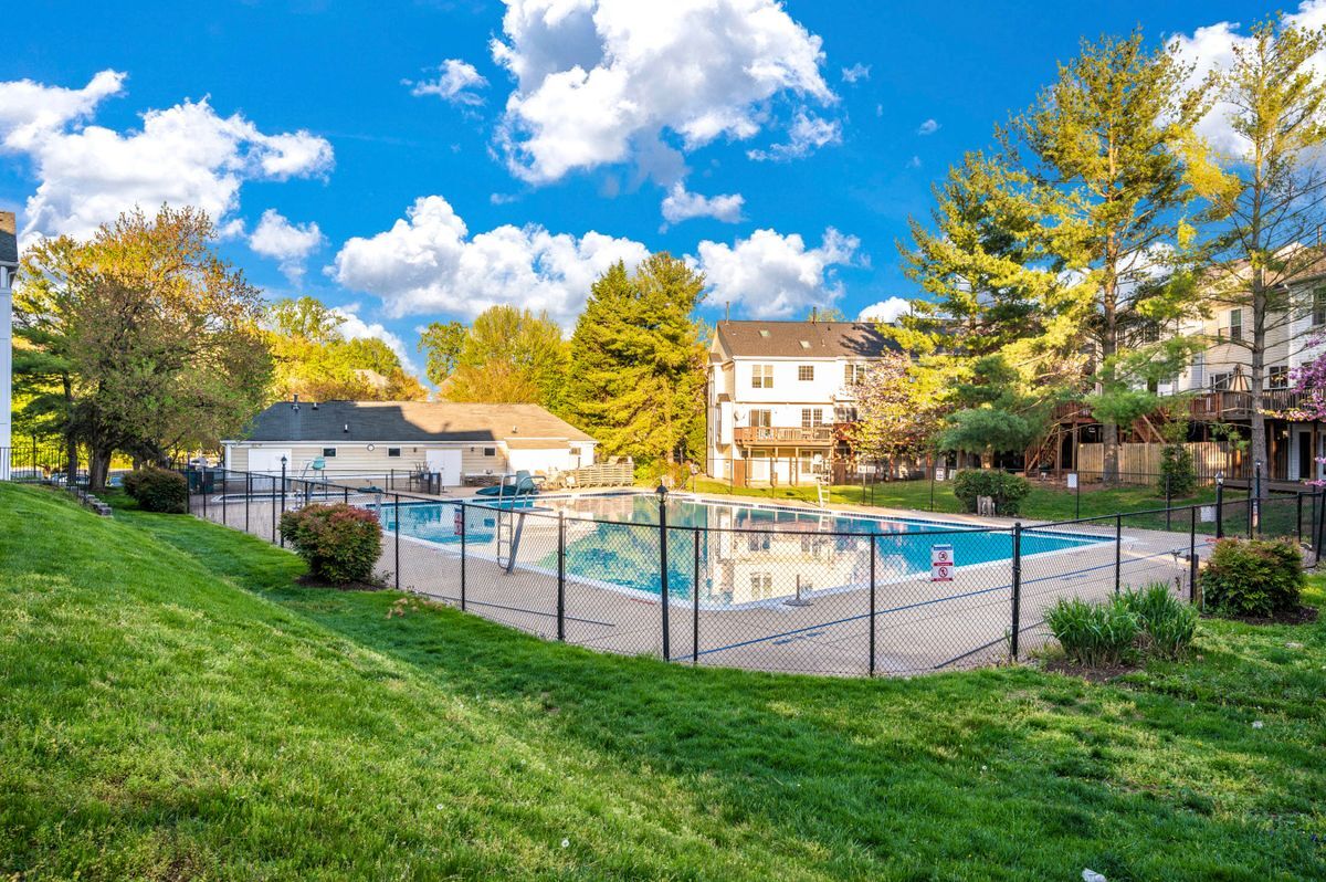 Building Photo - 10001 Vanderbilt Cir