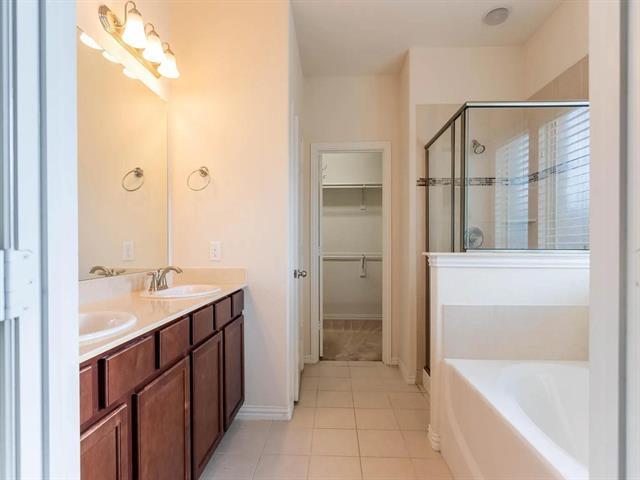 Building Photo - 2601 Sun Creek Dr